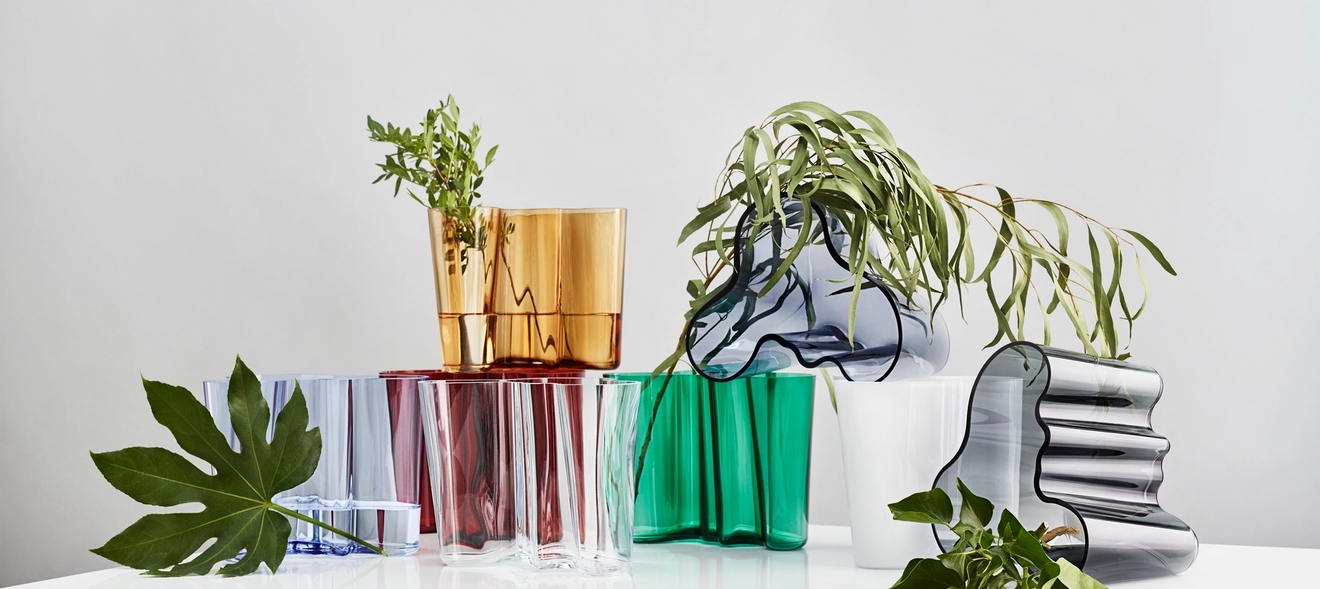 Ihanat kukat sekä kirkkaat ja erimuotoiset maljakot & vaasit