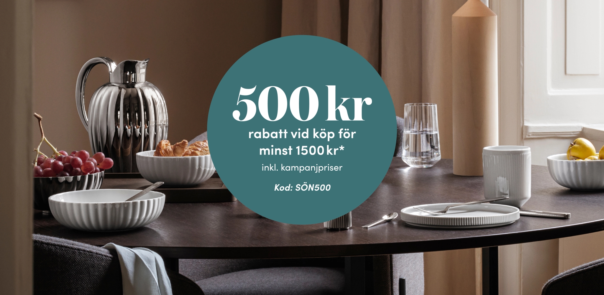 Dukat matbord med stilrent porslin och serveringsdetaljer samt erbjudande om 500 kr rabatt vid köp för minst 1 500 kr.