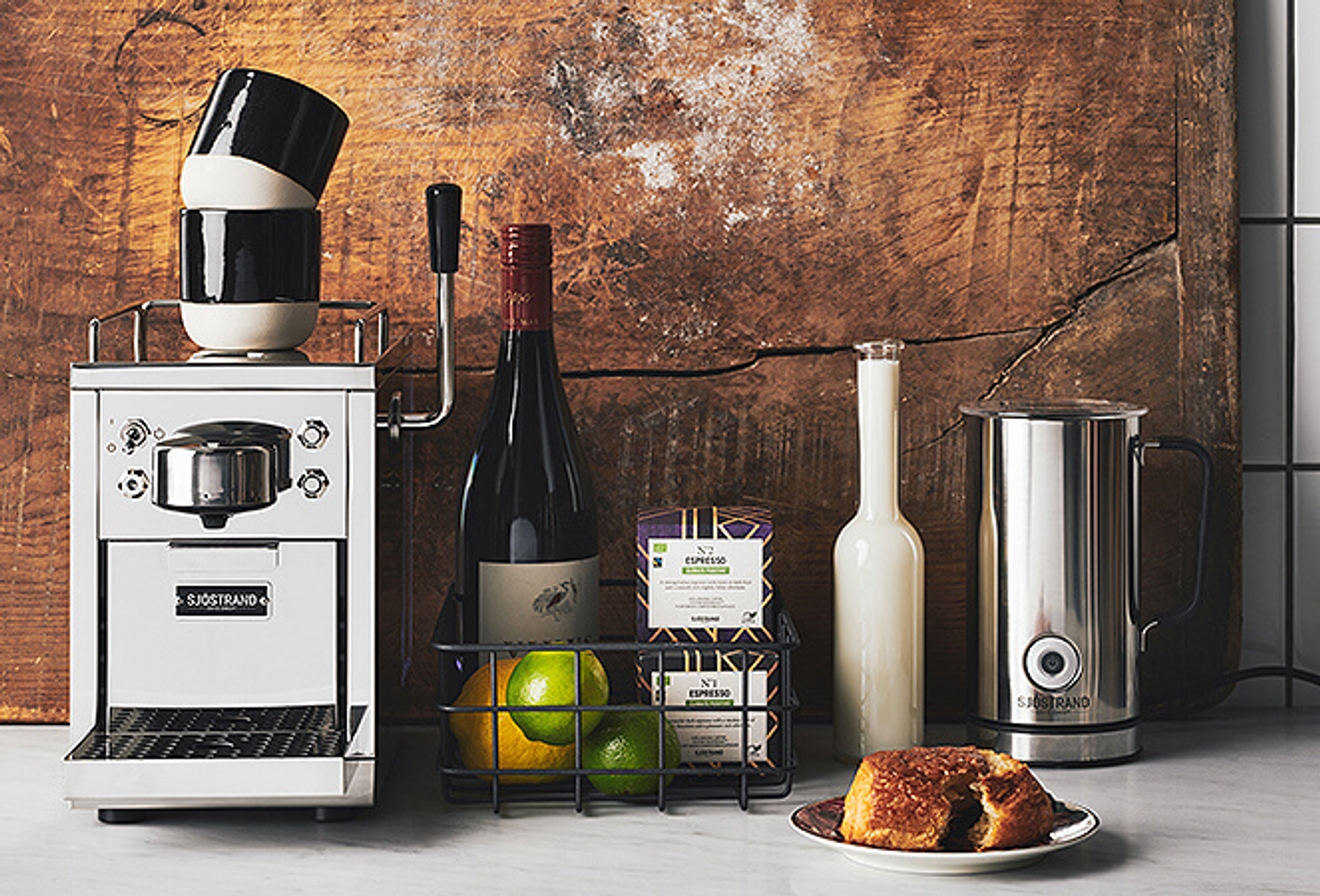 Sjöstrand espressomaskin och mjölkskummare i silver 