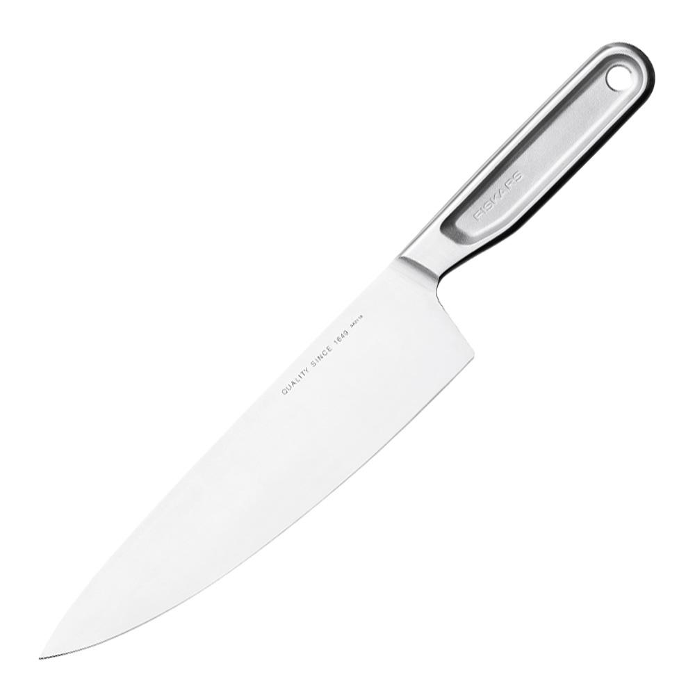 Ruostumattomasta teräksestä valmistettu Fiskars-kokkiveitsi valkoisella taustalla.