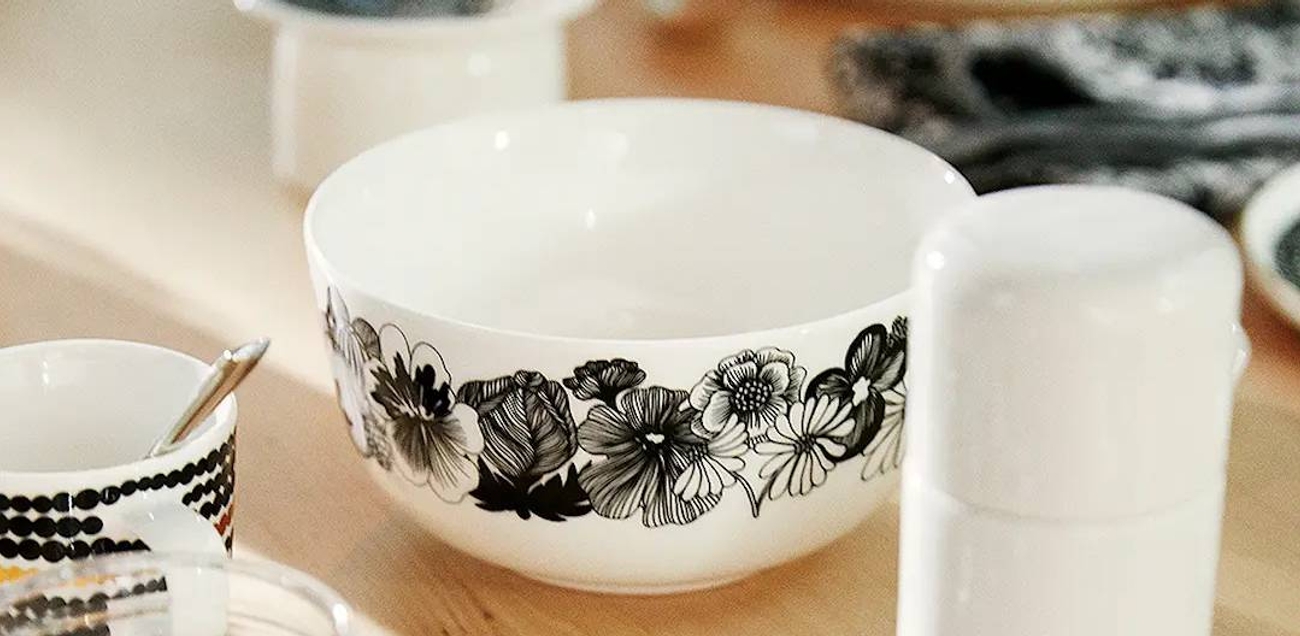 Marimekko siirtolapuutarha kulho ja muki pöydällä