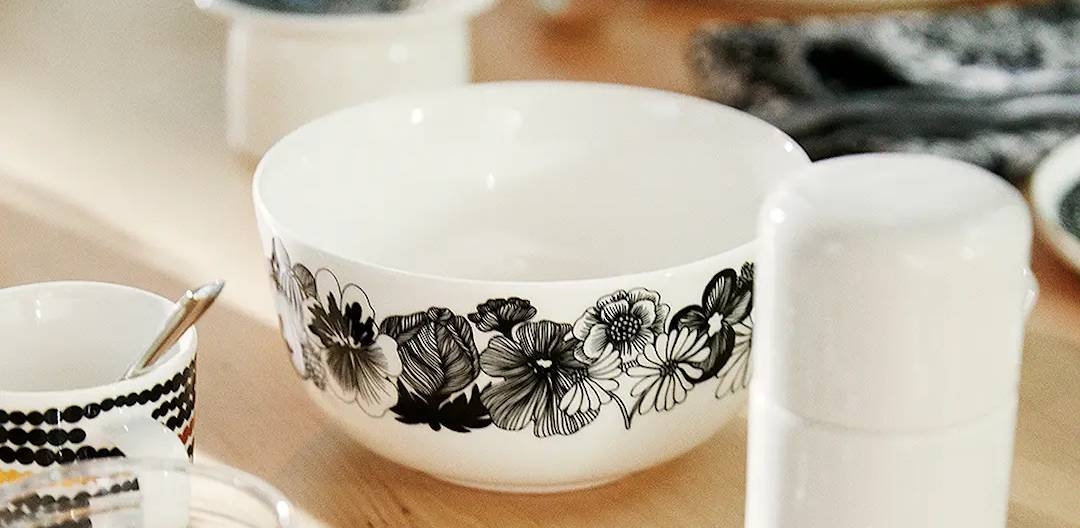 Marimekko siirtolapuutarha kulho ja muki pöydällä