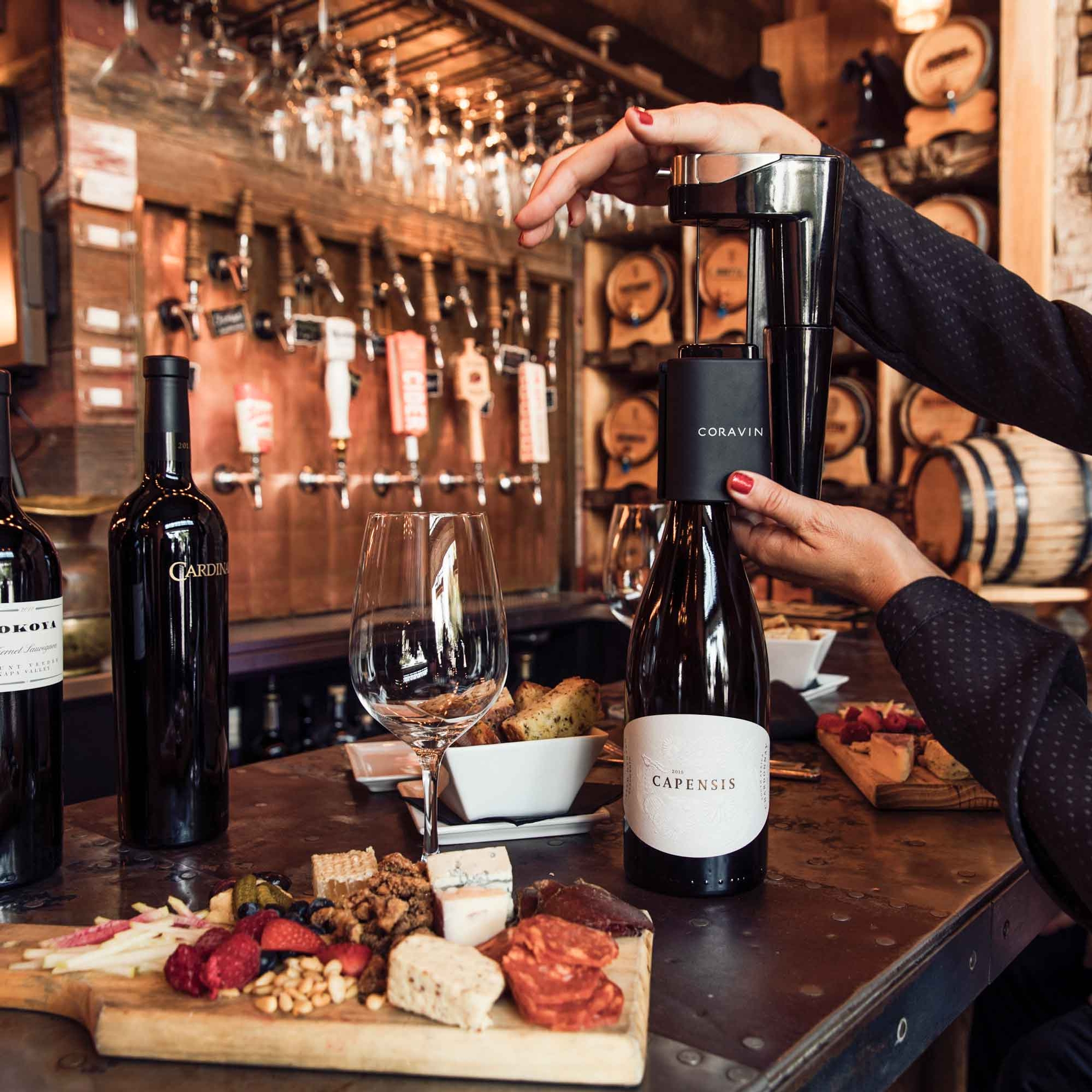 Vinpumpe svart coravin og vinflasker 