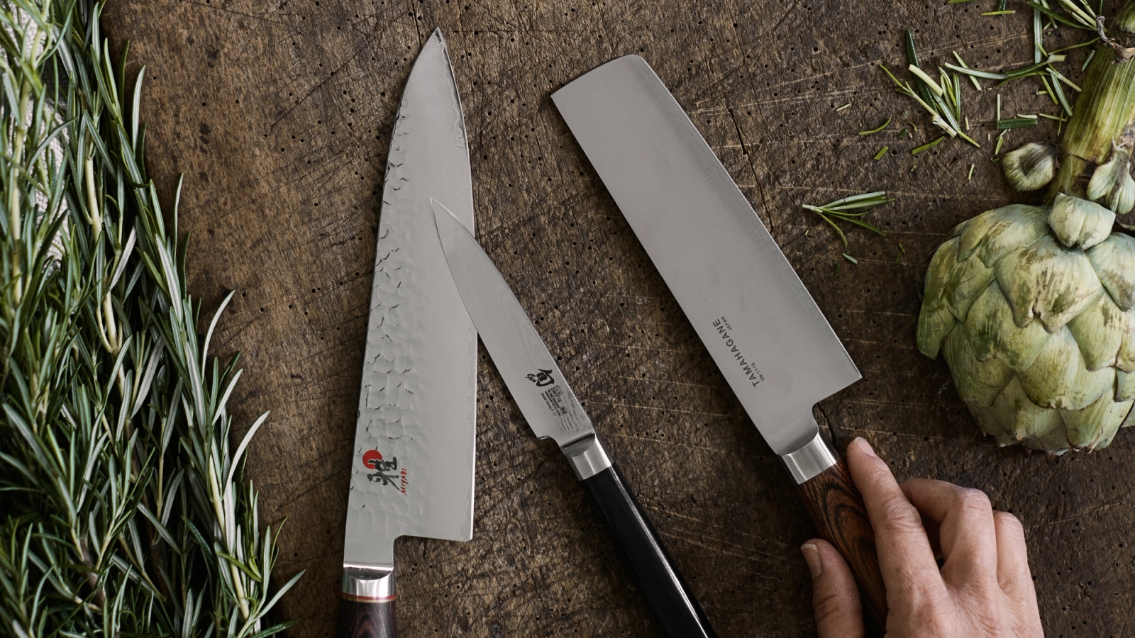 Yaxell Zen japansk kniv på skärbräda för köket