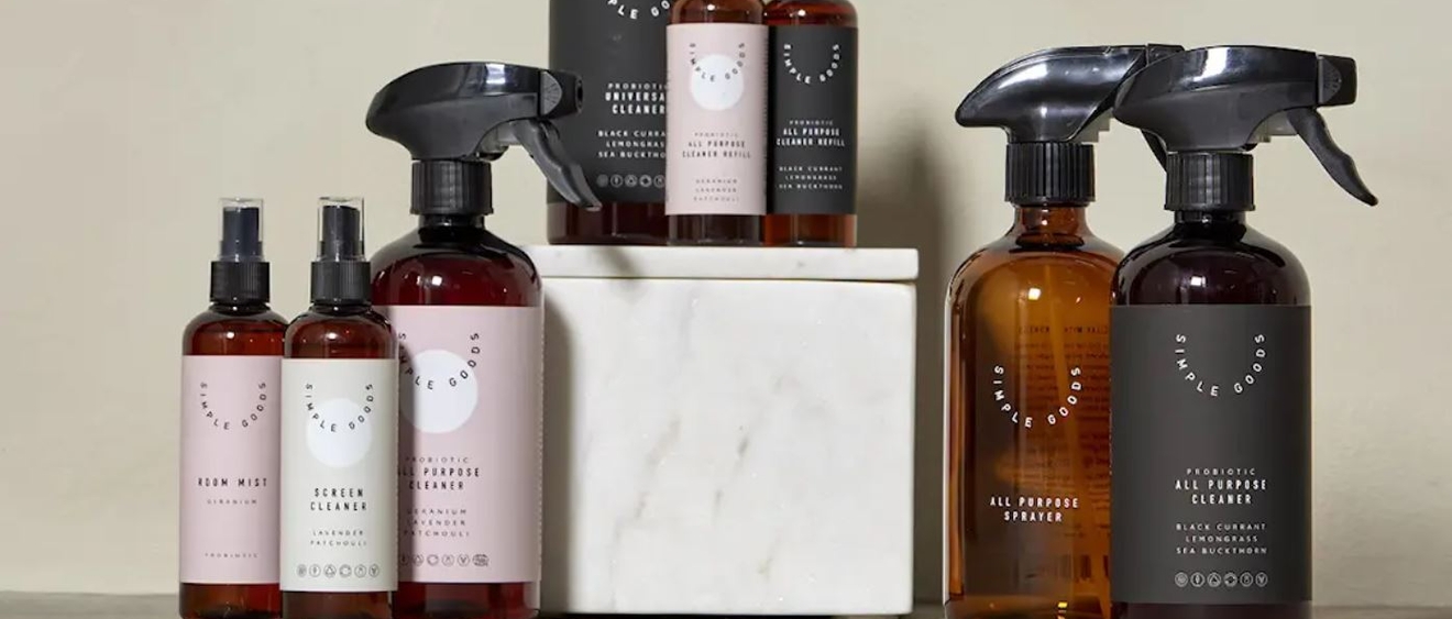 en grupp sprayflaskor som står ovanpå varandra på ett bord.