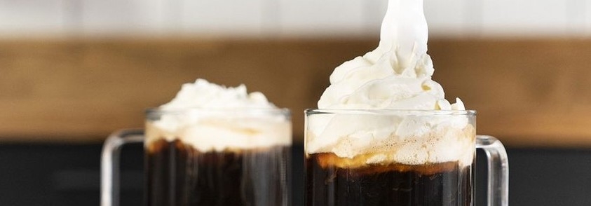 iSi sprutgrädde på kaffe i glasmuggar