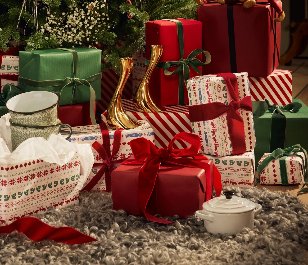 Joululahja äidille - Rörstrand mukit, Le creuset mini-pata ja Orrefors kynttilänjalat muidenpakettejen kera kuusen alla