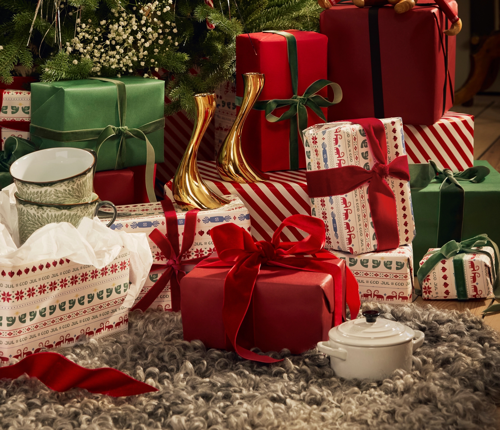 Joululahja äidille - Rörstrand mukit, Le creuset mini-pata ja Orrefors kynttilänjalat muidenpakettejen kera kuusen alla