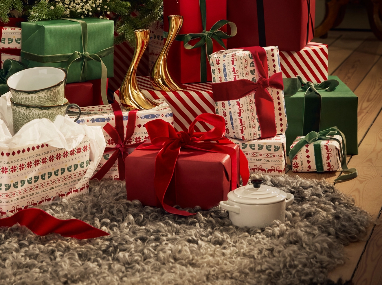 Joululahja äidille - Rörstrand mukit, Le creuset mini-pata ja Orrefors kynttilänjalat muidenpakettejen kera kuusen alla