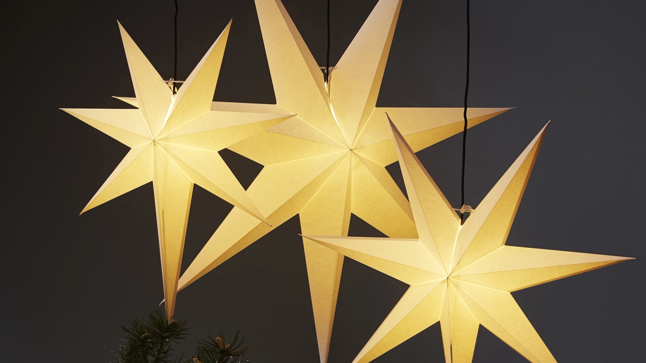 Hvit julestjerne i vindu