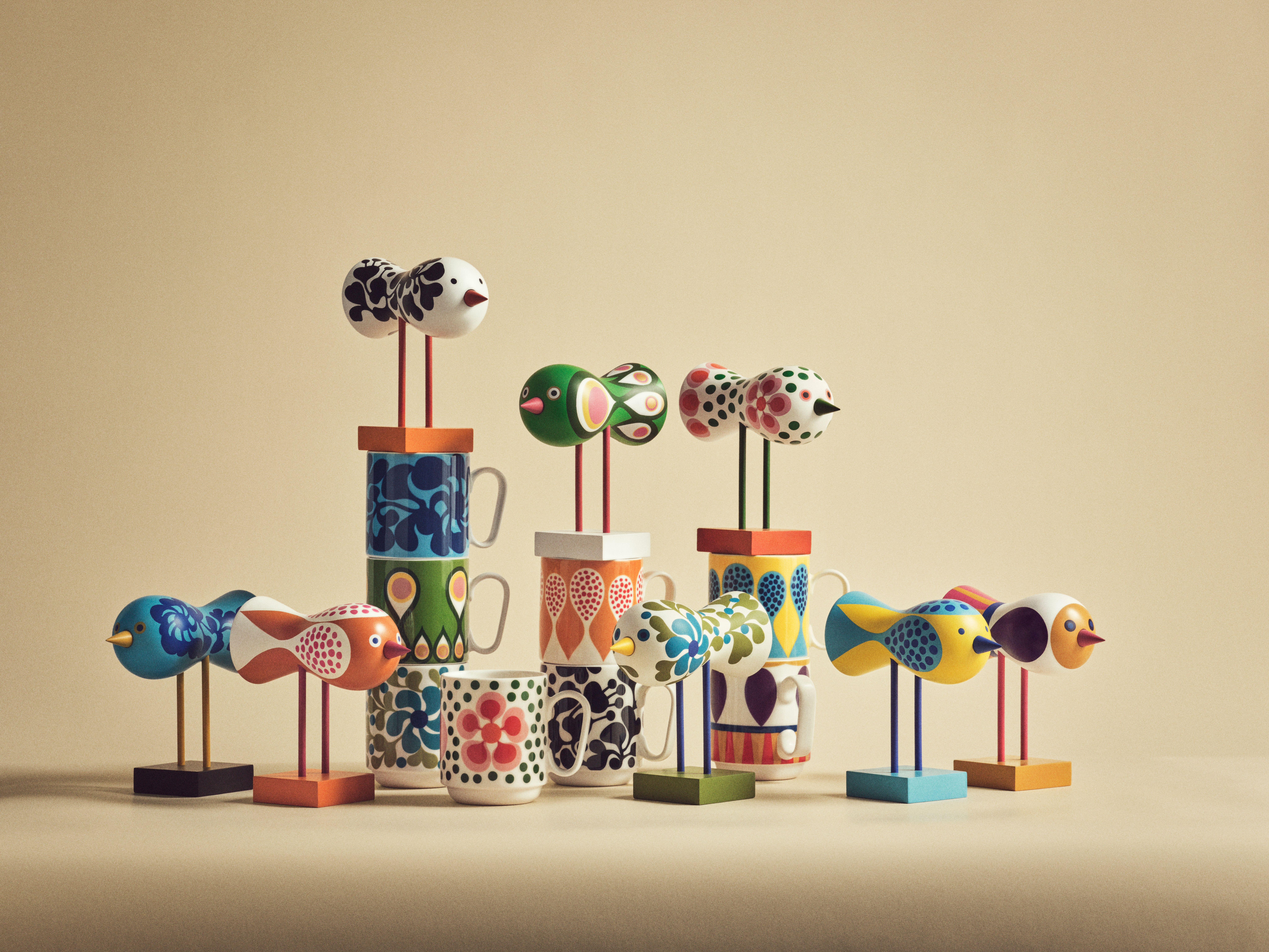 En grupp färgglada fåglar som sitter ovanpå staplade muggar.