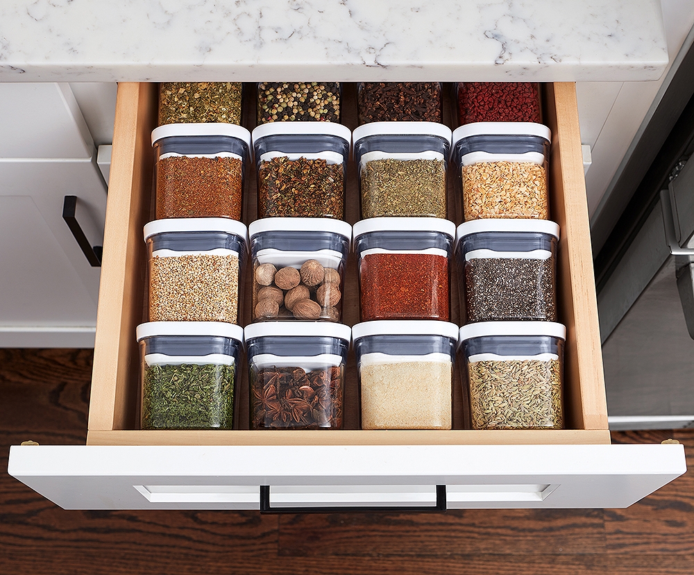 Krydder i gjennomsiktige bokser med hvite lokk