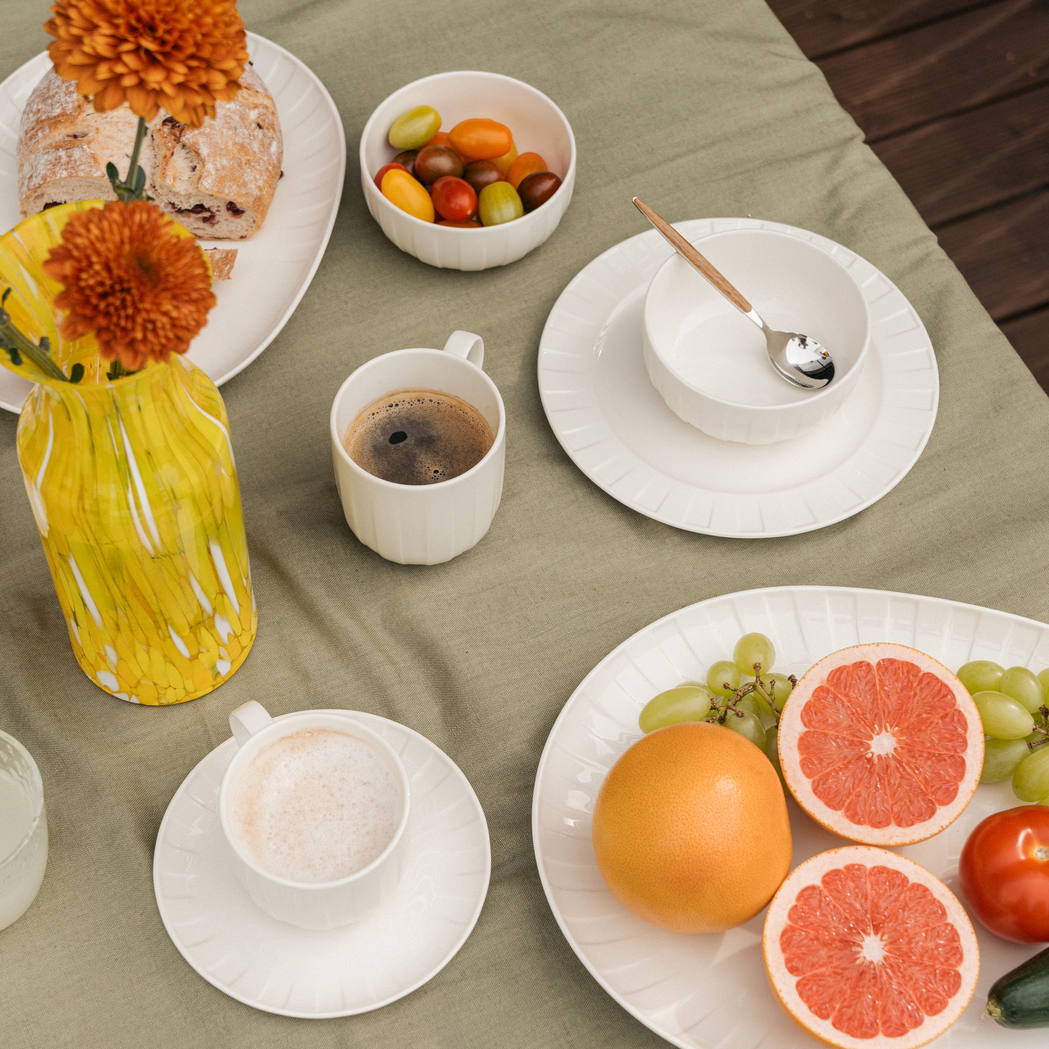 Dukning med vitt porslin från serien Senja från Stiernholm