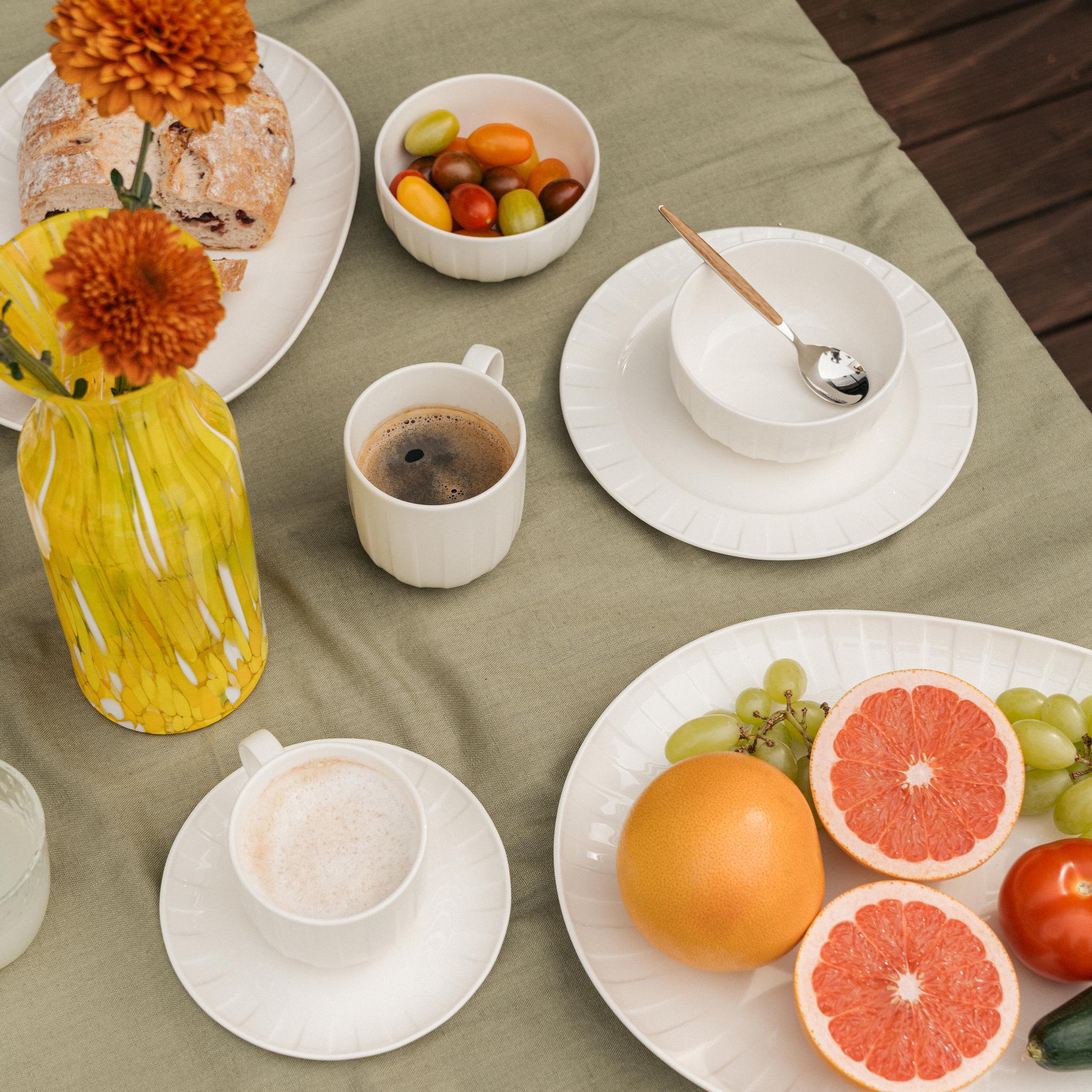 Dukning med vitt porslin från serien Senja från Stiernholm