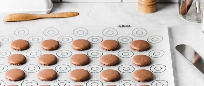 Bakmatta med choklad macarons
