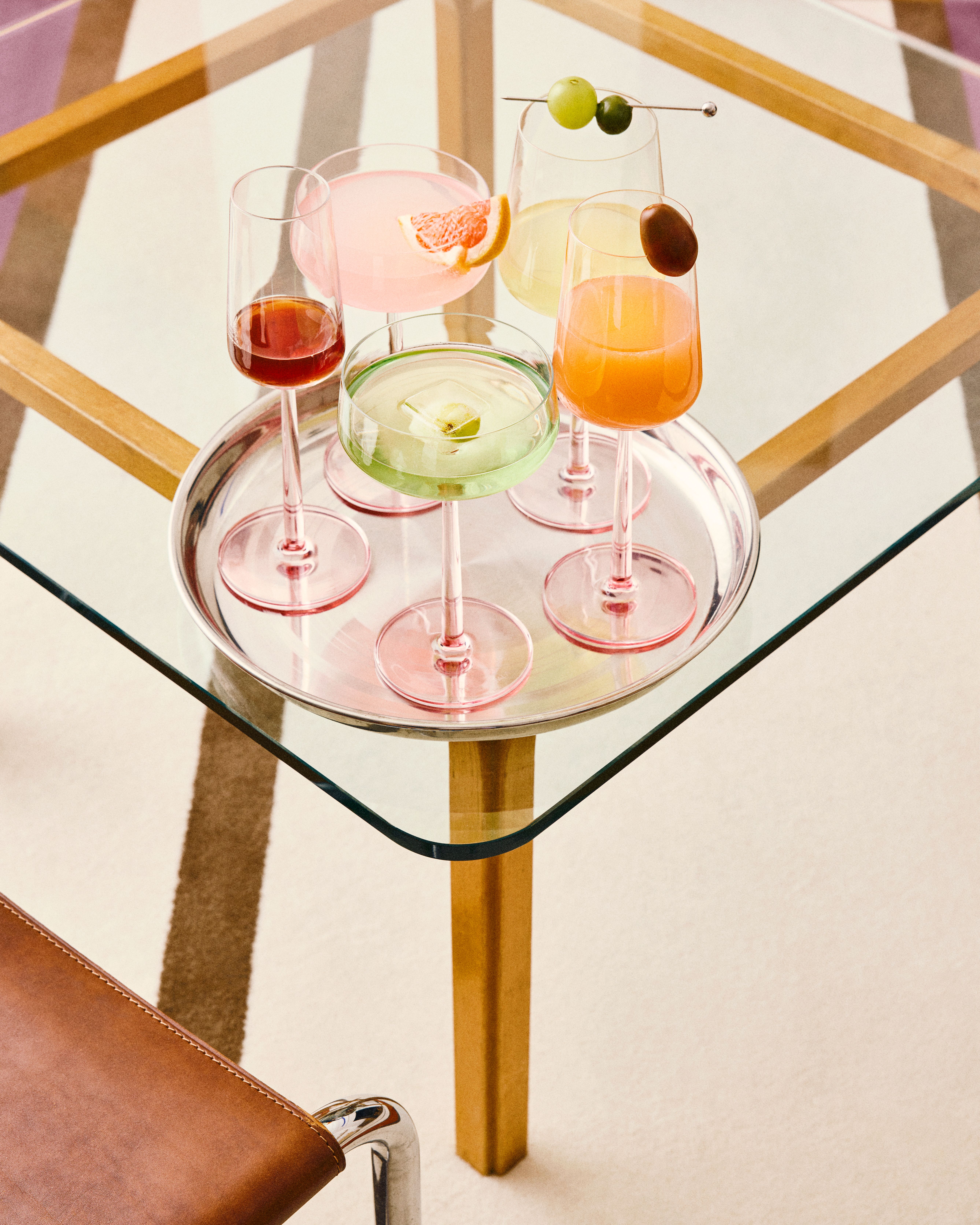 Vin- och cocktailglas med rosa fot på en silverbricka