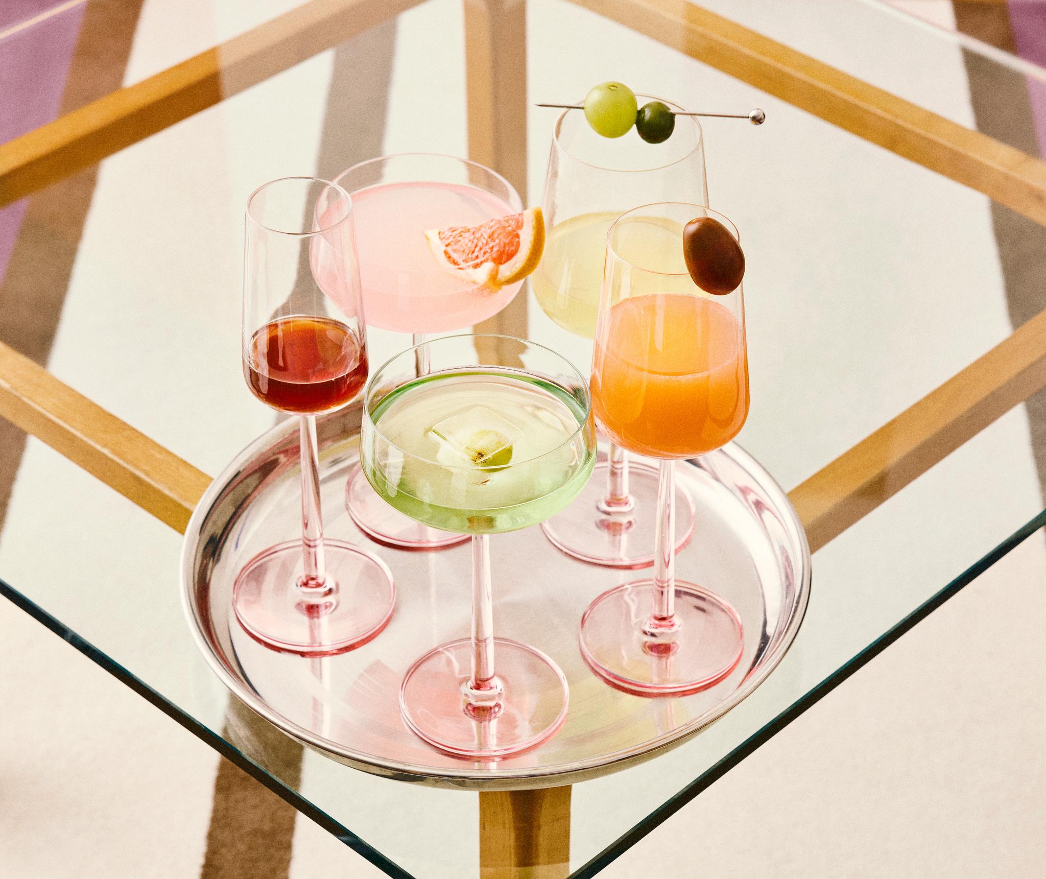 Vin- och cocktailglas med rosa fot på en silverbricka