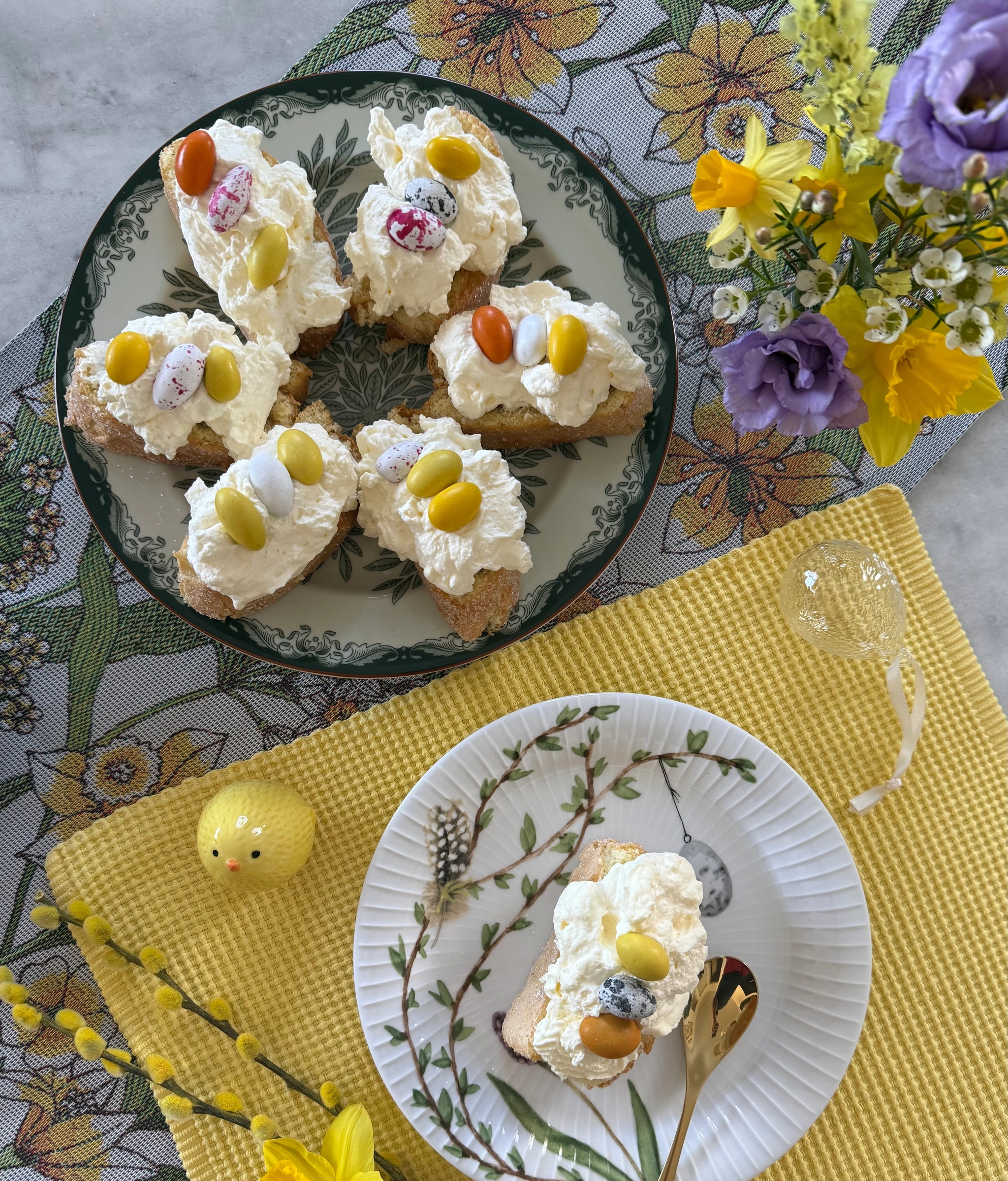 Randig rulltårta med hallon uppdukad på bord till påsk
