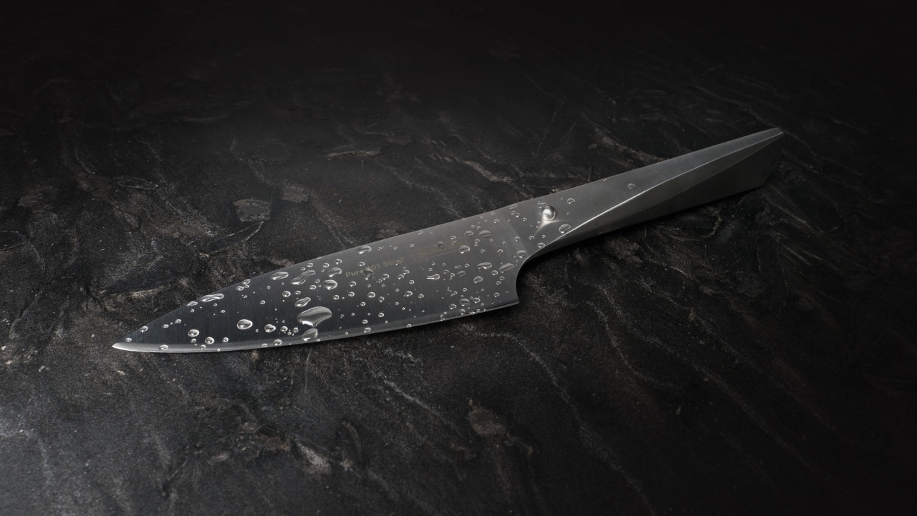 Chroma kniv med vattenstänk på