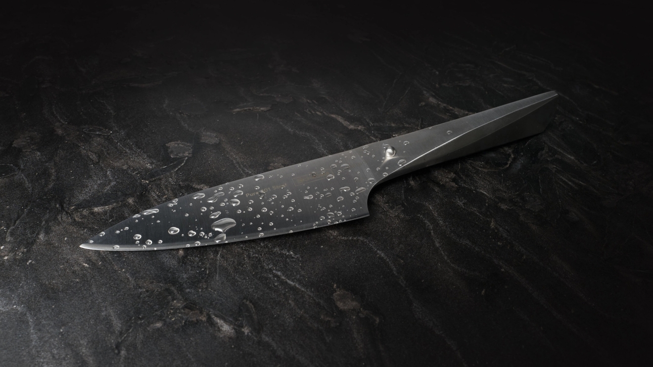 Chroma kniv med vattenstänk på