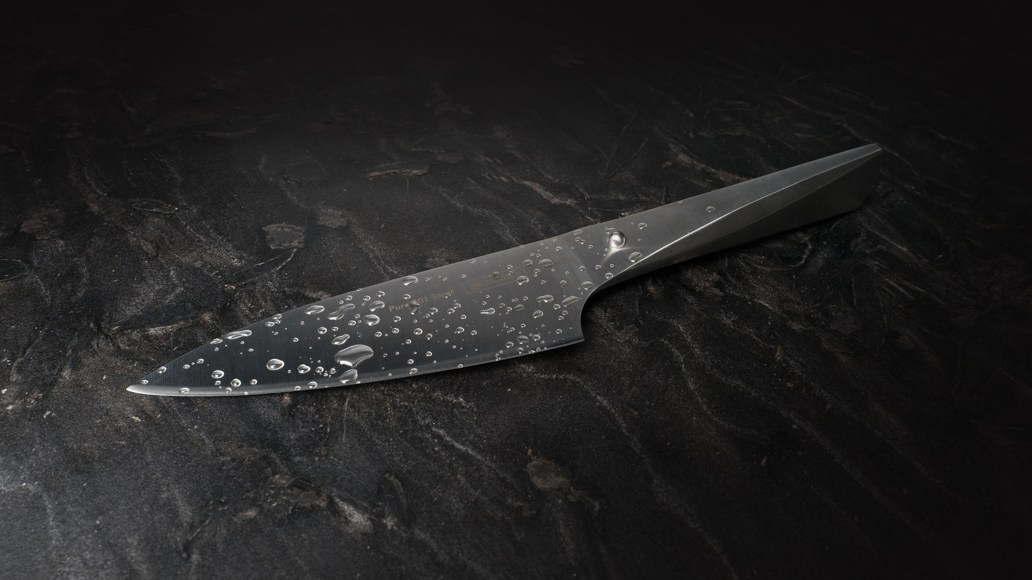Chroma kniv med vattenstänk på