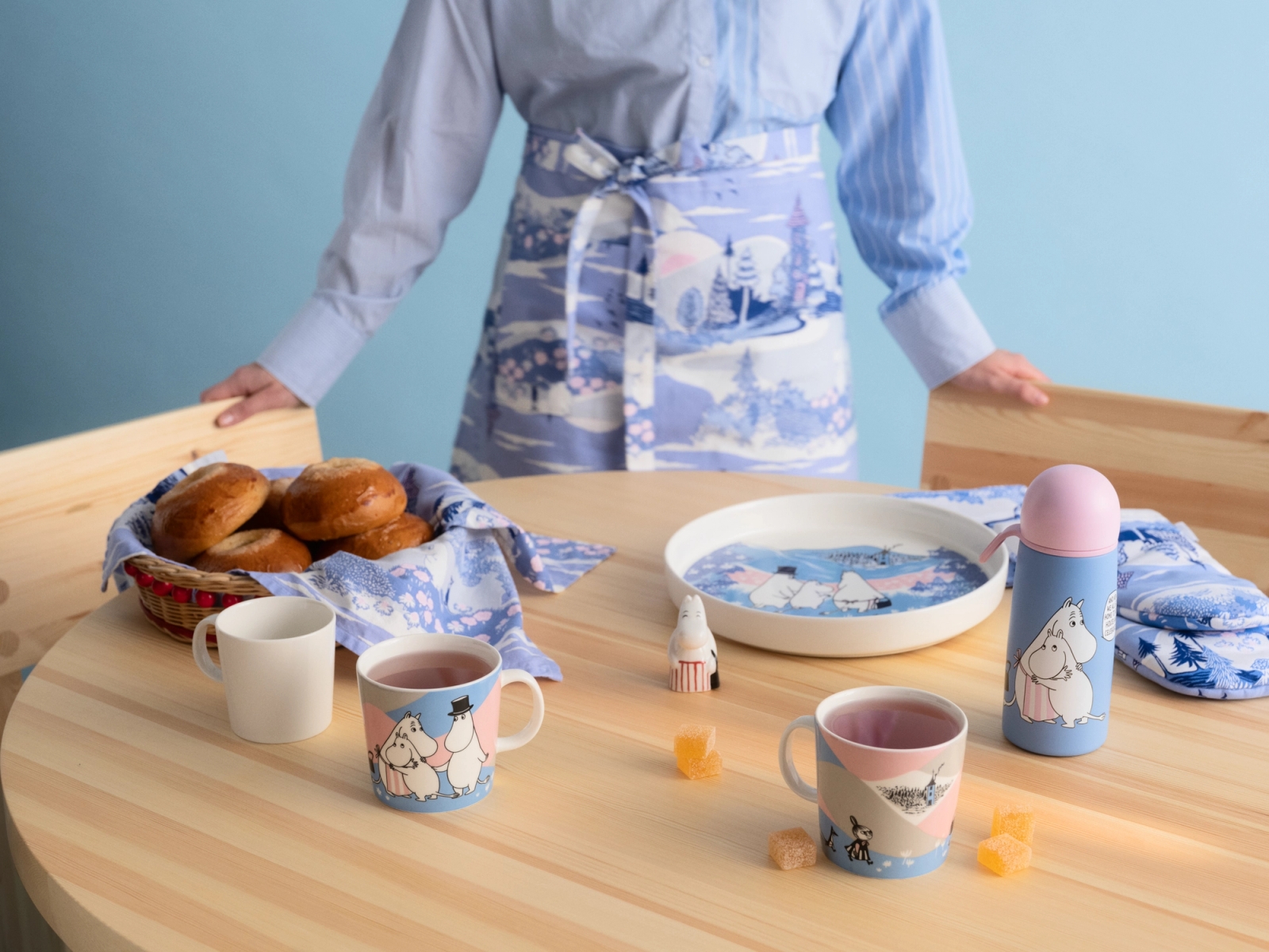 Muminmugg äntligen hemma i rosa och blå pastellfärger med mugg, pajform, termos och förkläde