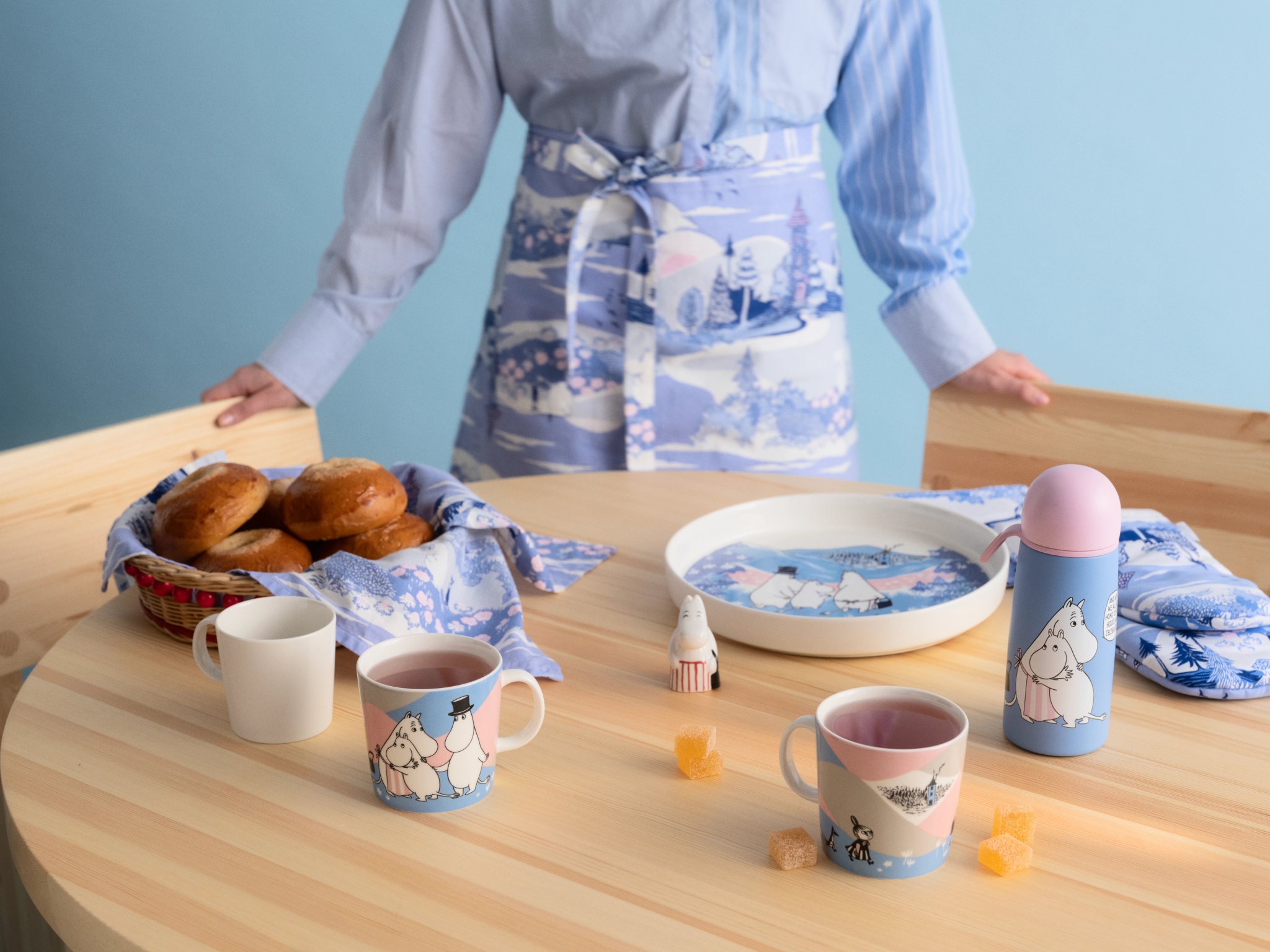 Mummikopp Endelig hjemme i rosa og blå pastellfarger med kopp, paiform, termos og forkle