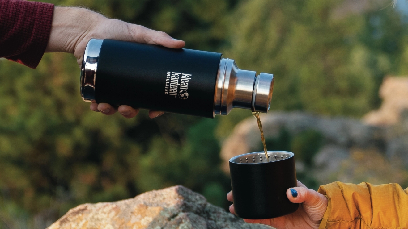 Klean Kanteen svart termos som häller upp kaffe