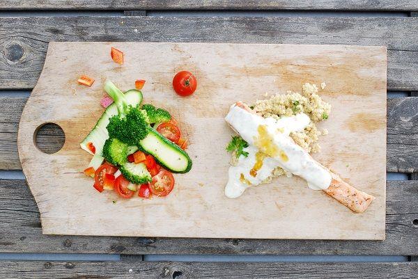 Laks med mango-lime-yoghurt