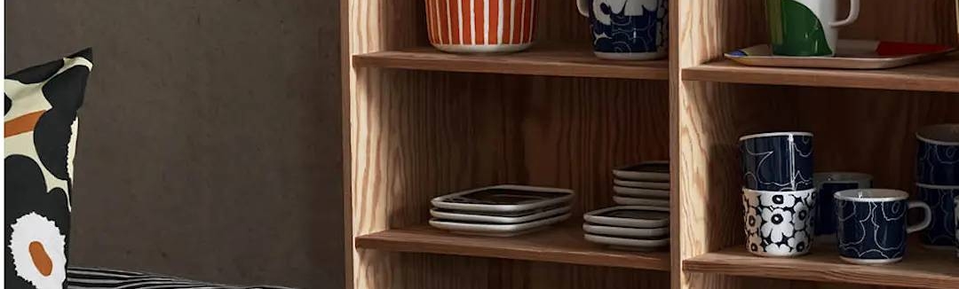 Marimekko pieni unikko mukit kirjahyllyllä