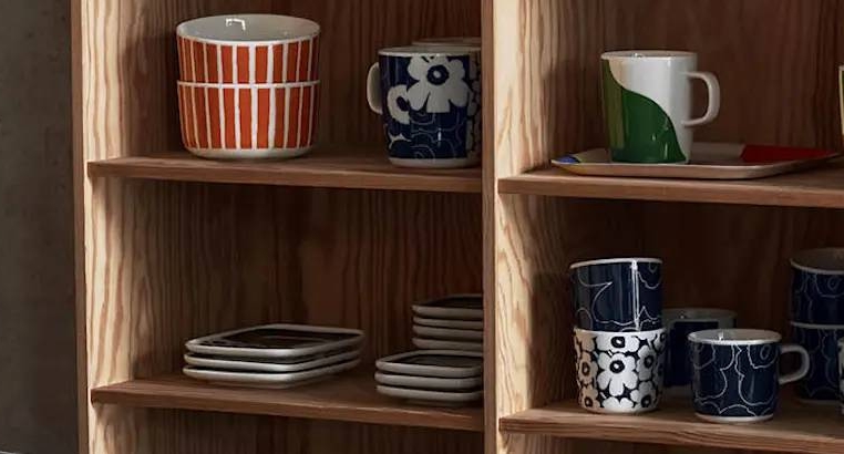 Marimekko pieni unikko mukit kirjahyllyllä