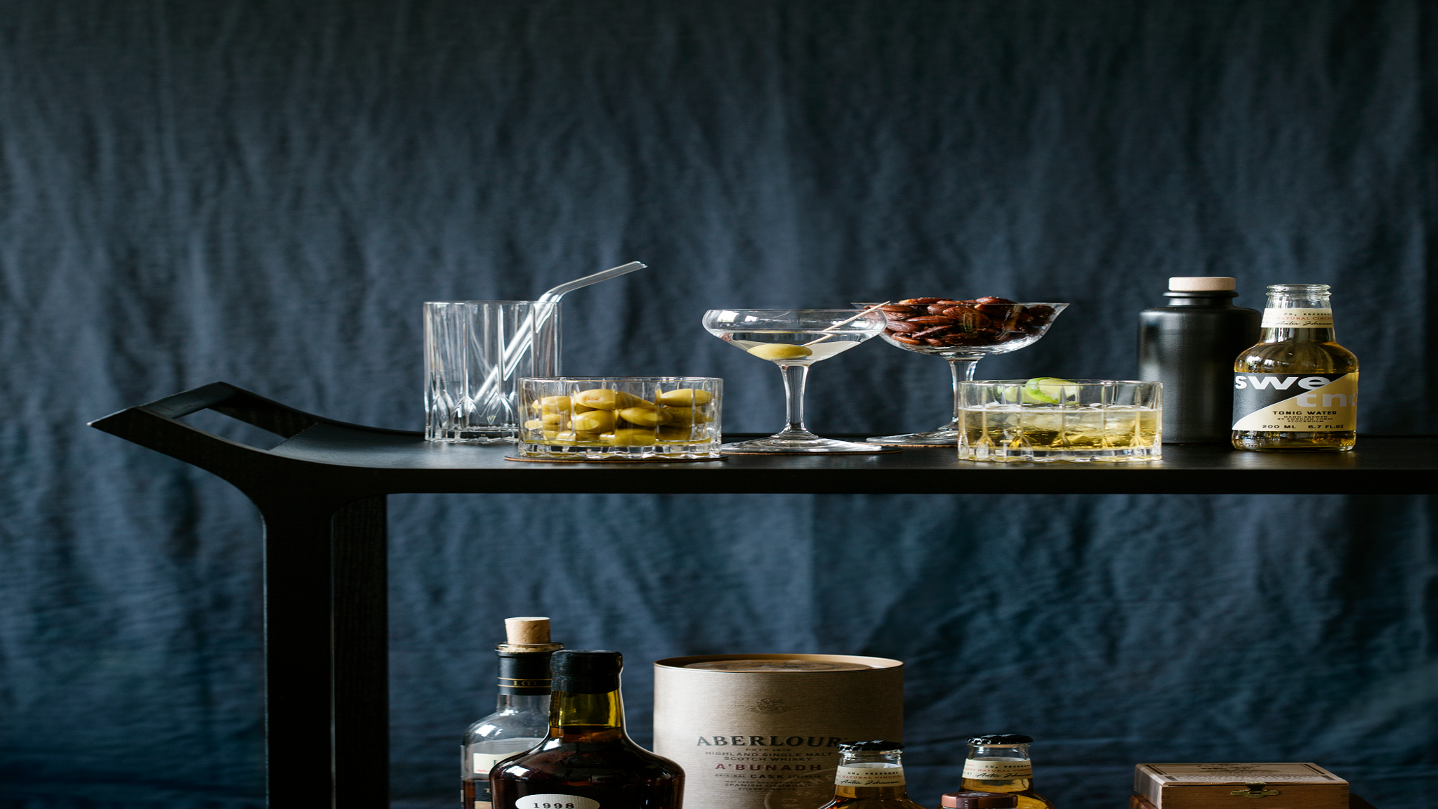 Barsett & Drinksett på et barbord og oliven i en glasskål