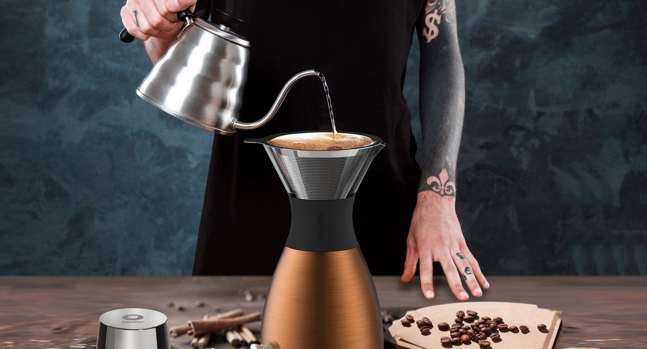 Asobu bryggare där en person håller på att brygga kaffe