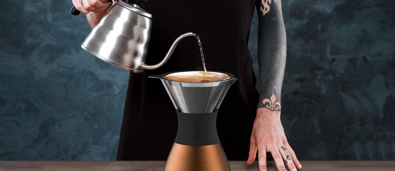 Asobu bryggare där en person håller på att brygga kaffe