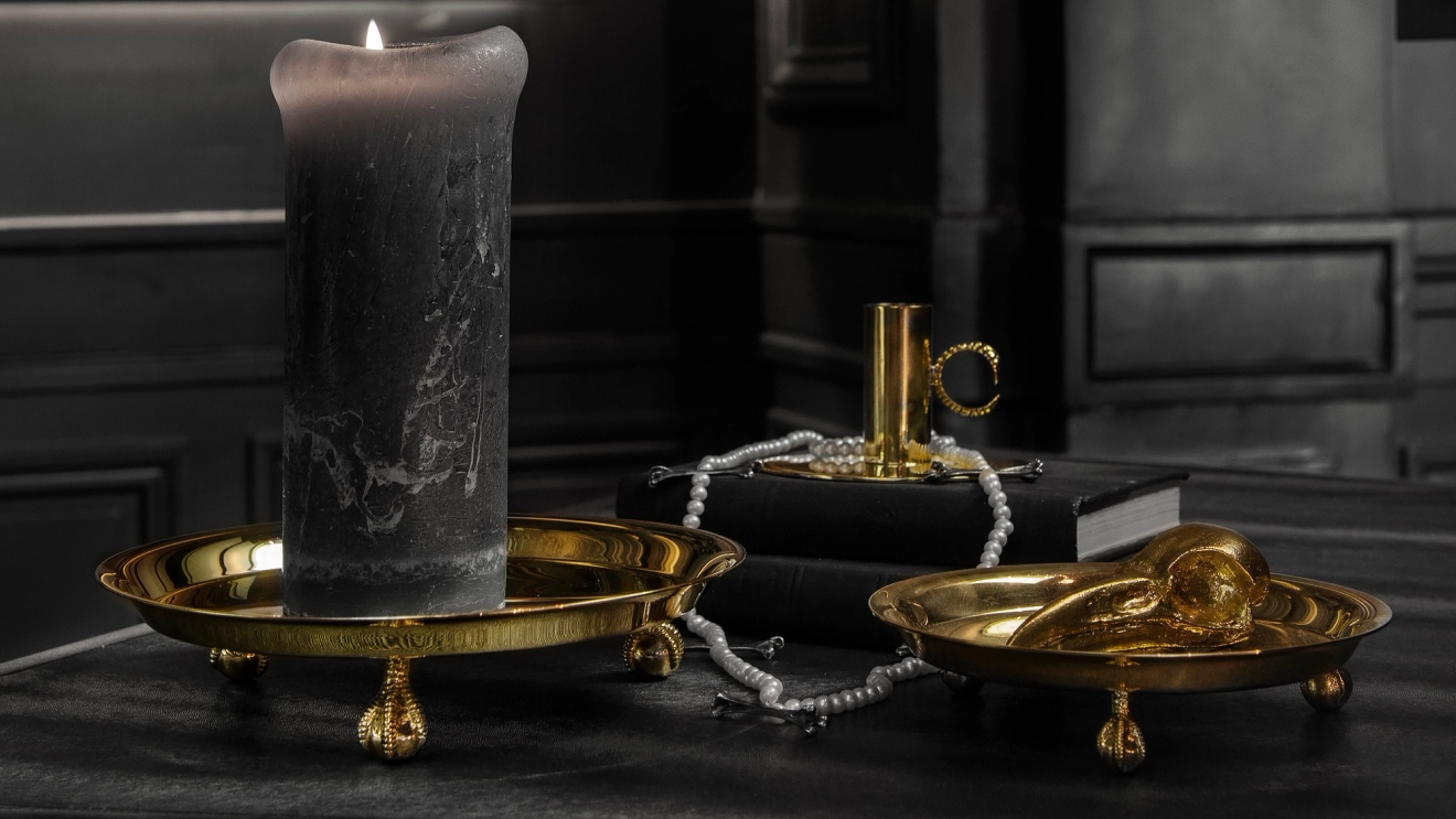 Skultuna - Messinkiset koristeet, kynttilä, tarjotin ja kynttilänjalka 