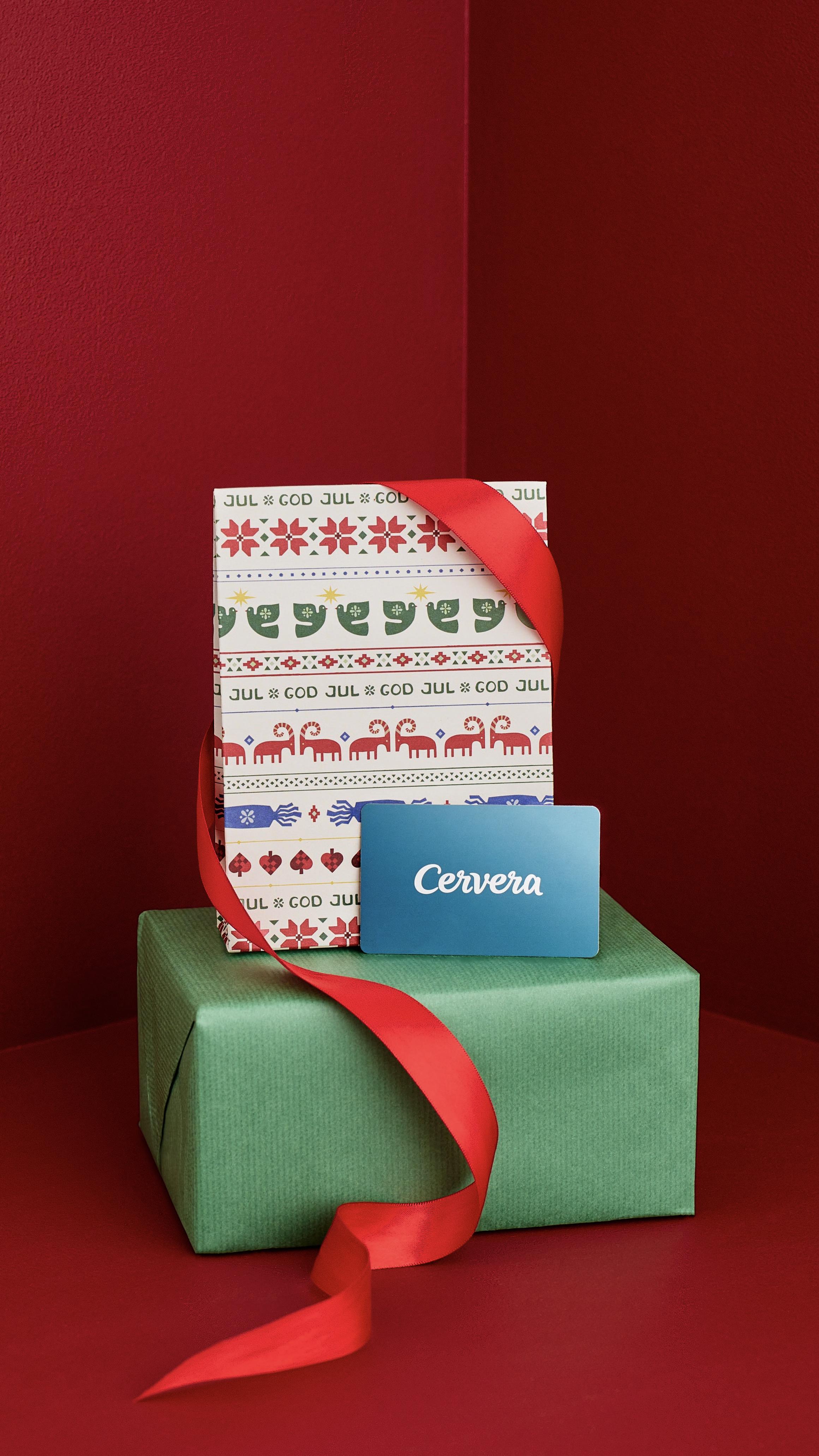 Stablede gaveesker med et blått Cervera-gavekort og et rødt bånd
