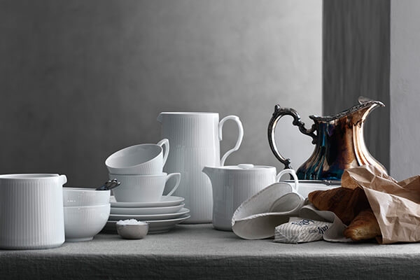 White Fluted vitt porslin, tekoppar, skålar och gräddkanna