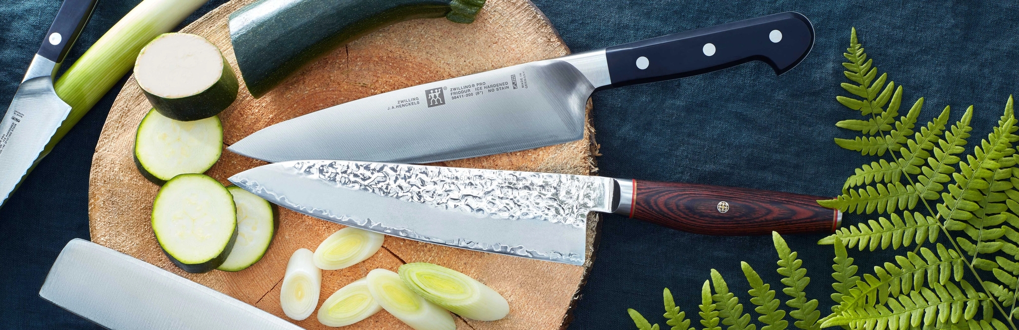 kokkiveitset ja pilkotut vihannekset pyöreällä alustalla