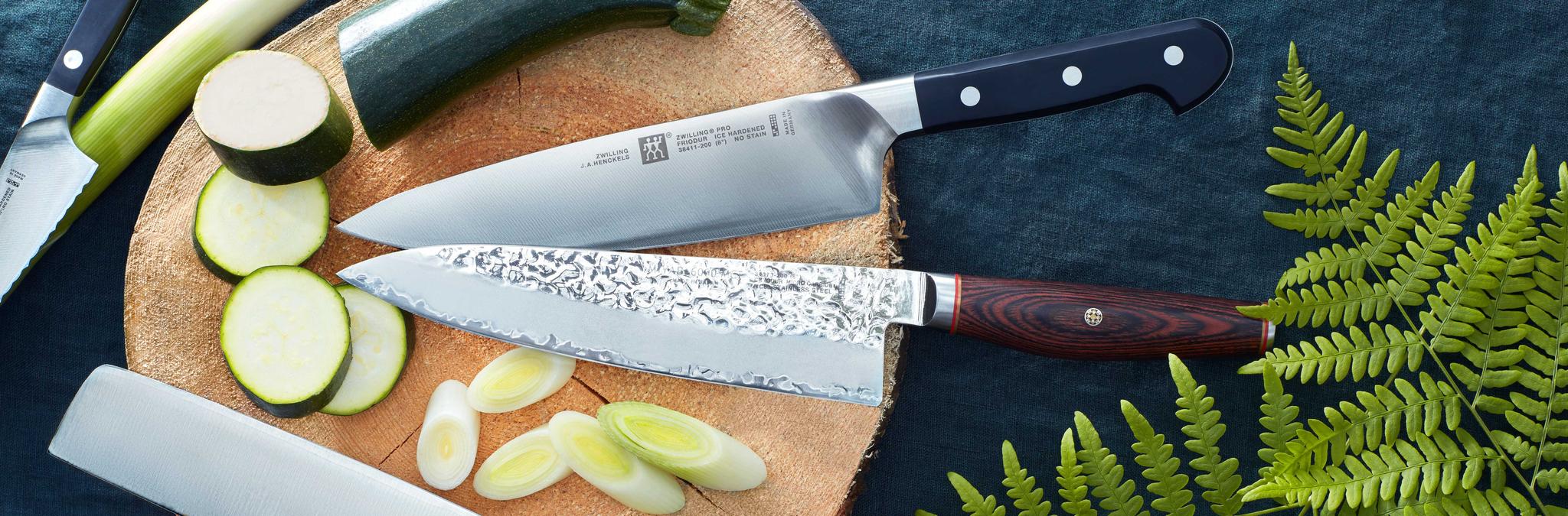 kokkiveitset ja pilkotut vihannekset pyöreällä alustalla