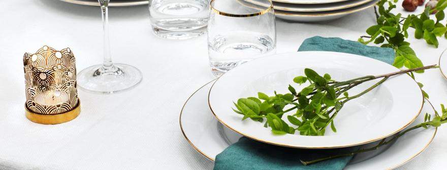 Kultareunaiset lautaset tyylipuhdas kattaus