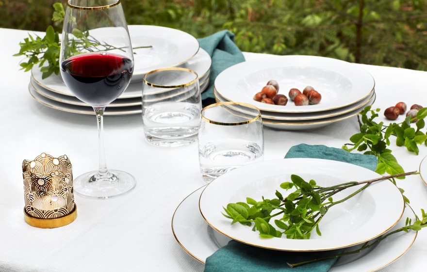 Kultareunaiset lautaset tyylipuhdas kattaus