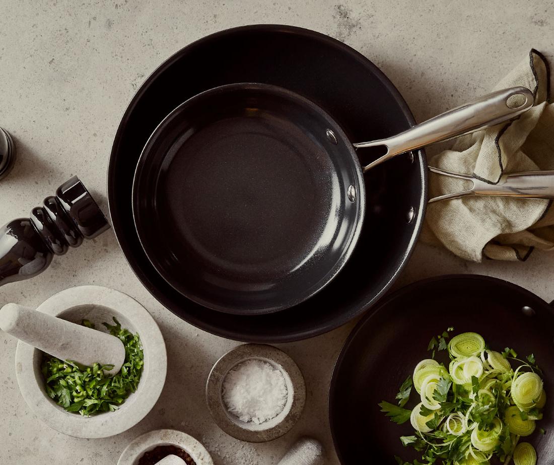 Erikokoiset valurautapannut non stick pinnoitteella ruoanlaitossa