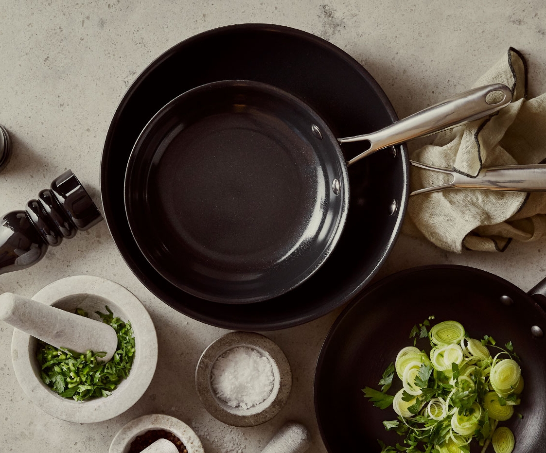 Erikokoiset valurautapannut non stick pinnoitteella ruoanlaitossa