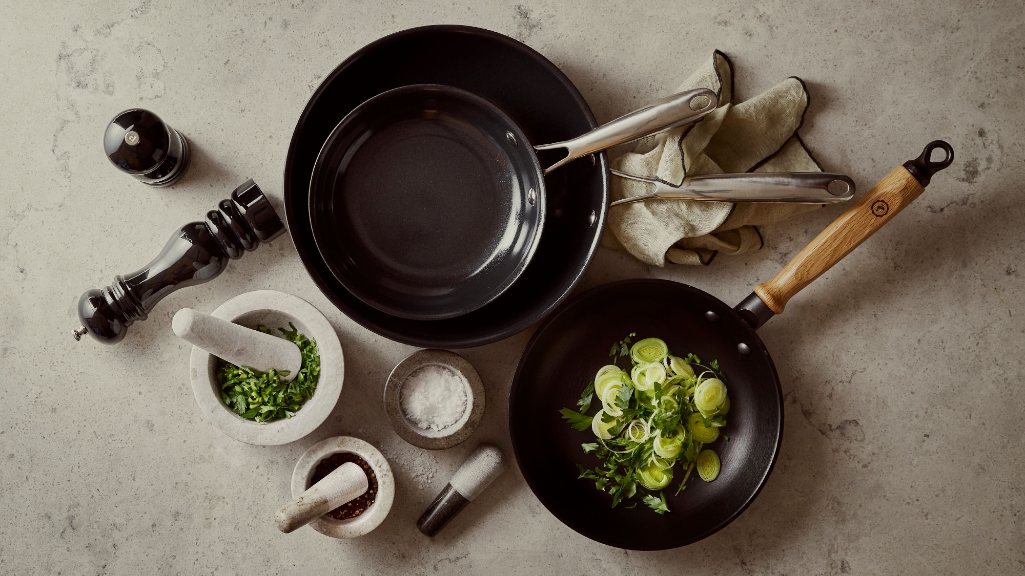 Stekpannor från Cervera på en köksbänk