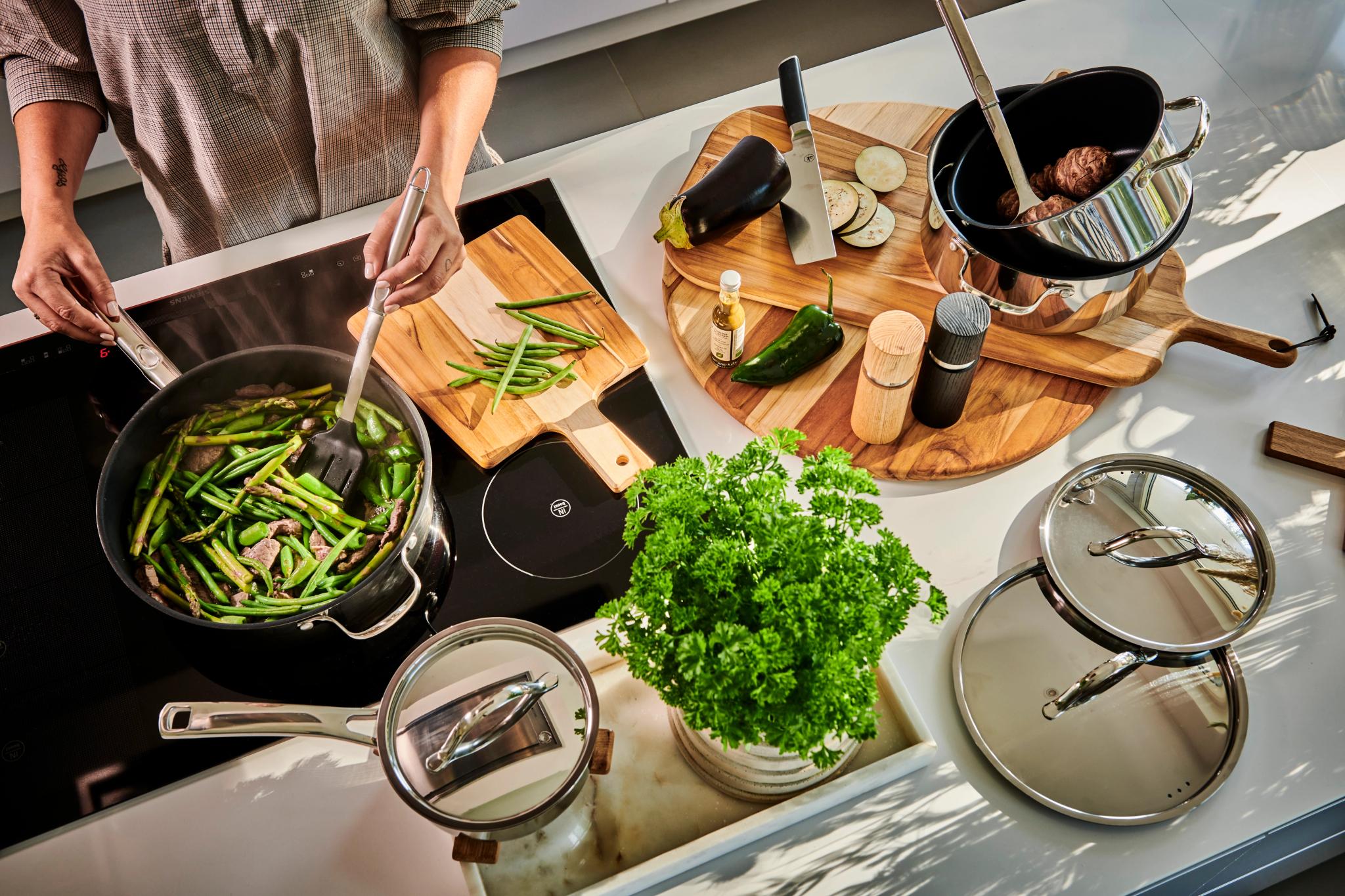 En kvinna står och lagar mat i ett kök