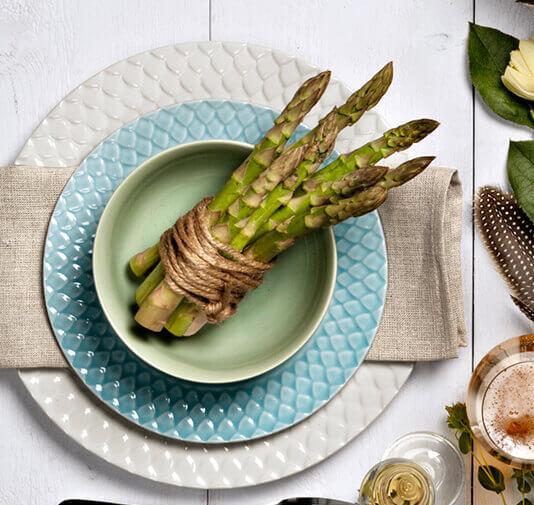 vihreä kulho valkoinen ja sininen lautanen pöydällä