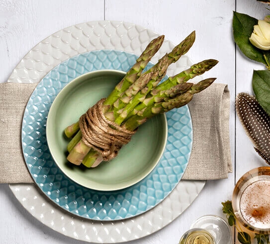 vihreä kulho valkoinen ja sininen lautanen pöydällä