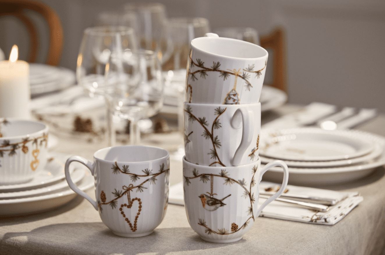 Julmuggar för glögg eller kaffe på ett julbord
