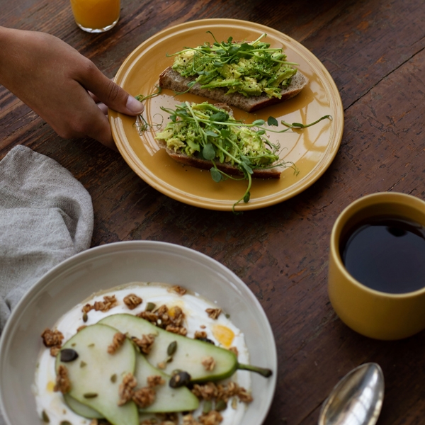 Keramik tallrik i gult med frukostmackor på