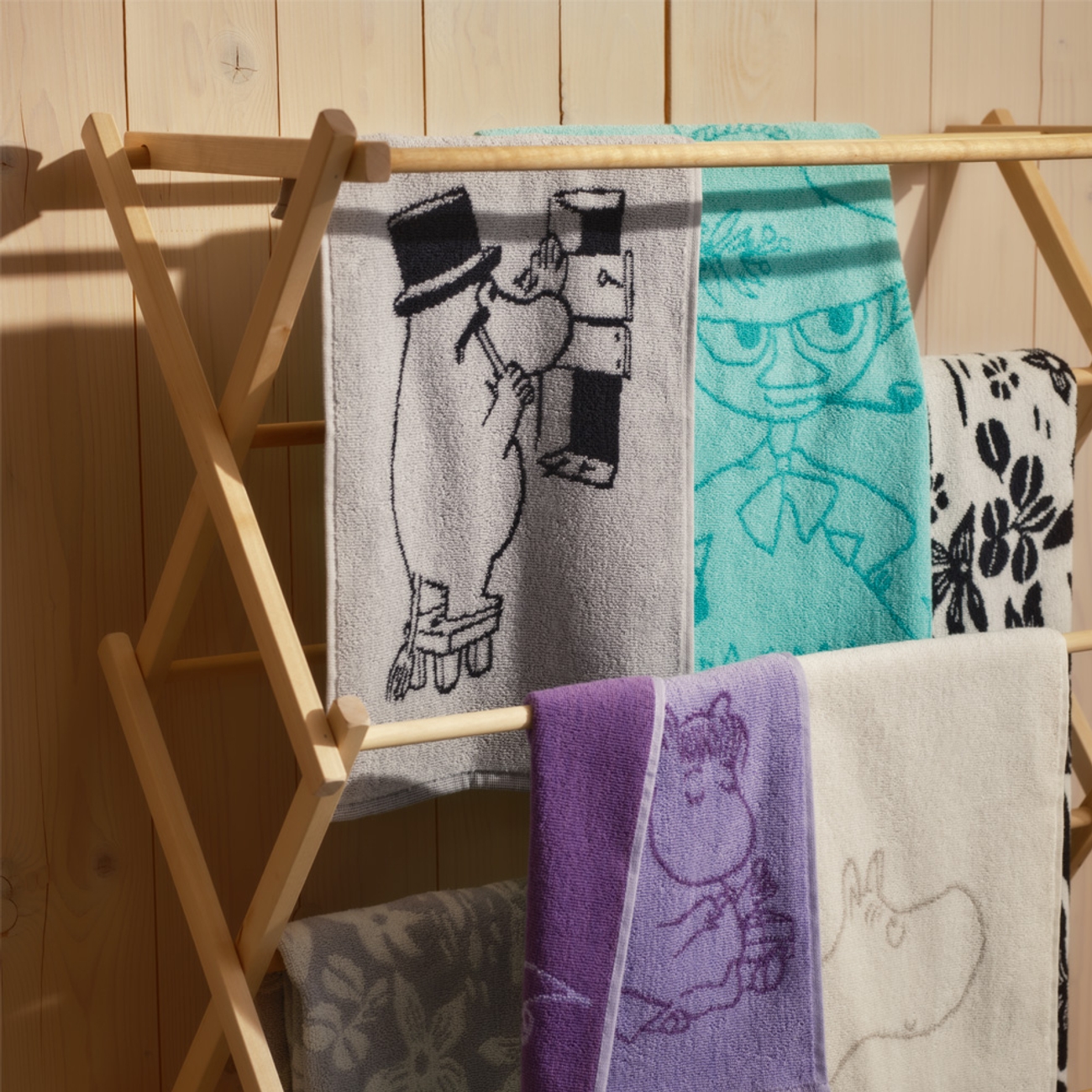 Badrumstillbehör handdukar i olika färger.